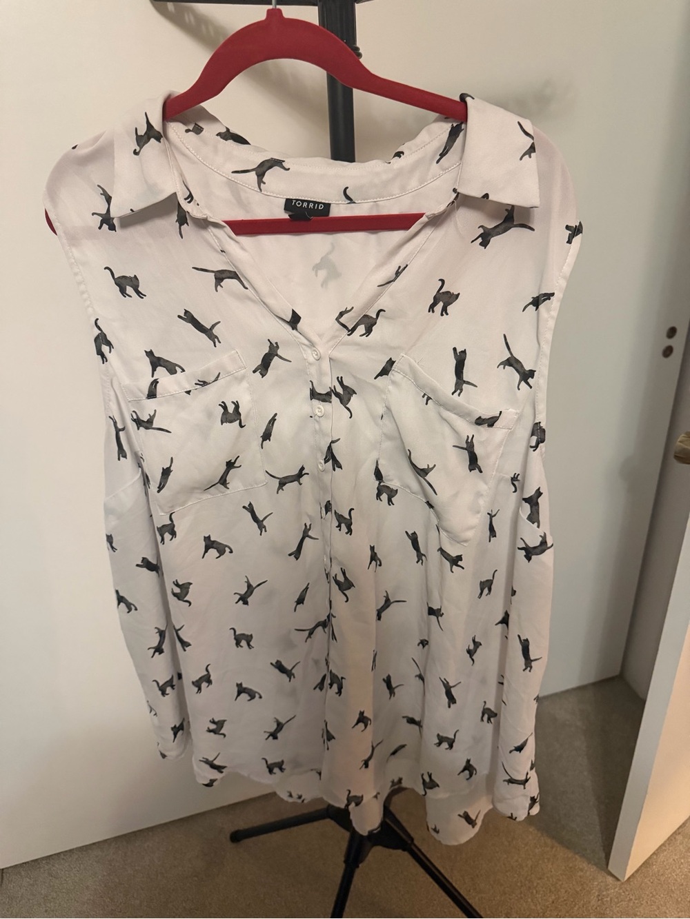 torrid White Sleeveless Button-Front Blouse with Black Cat Print